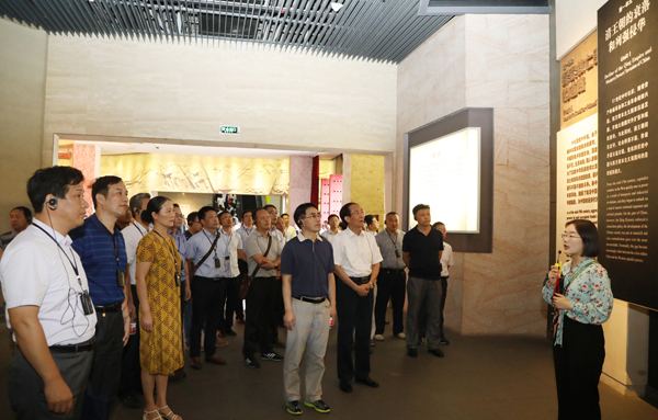 图为研修班在南湖革命纪念馆开展党性教育活动.jpg 图为研修班在南湖革命纪念馆开展党性教育活动.jpg