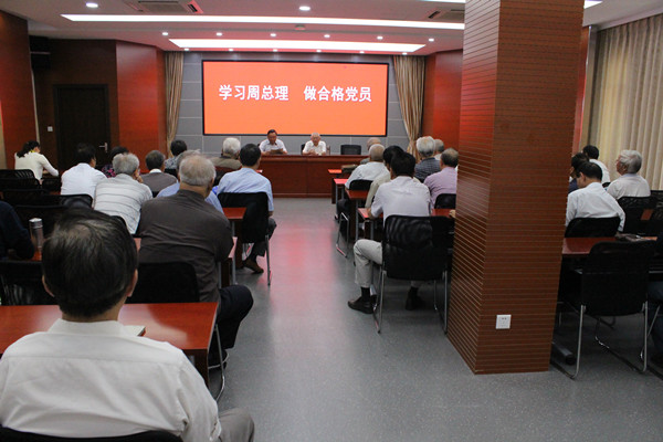 图为秦九凤在为老同志作报告。记者 孙伟 摄