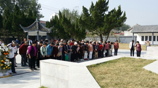 离退休老同志在纪念碑前鞠躬.jpg