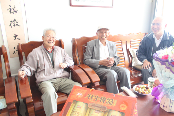 图为在老干部家中慰问